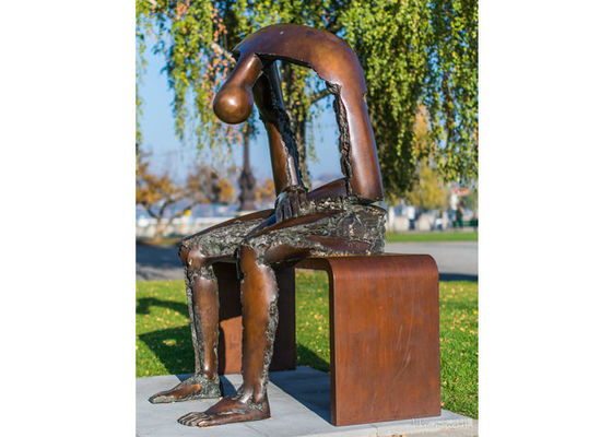 قیمت خوب مرد برنز ریخته گری در اندازه زندگی روی مجسمه نیمکت نشسته است آنلاین