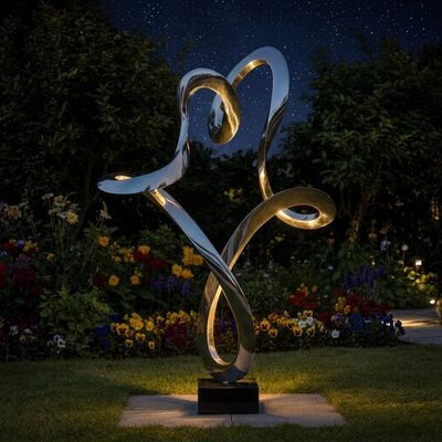 قلب ابدی مدرن. 8K مجسمه انتزاعی از فولاد ضد زنگ برای مناظر لوکس.