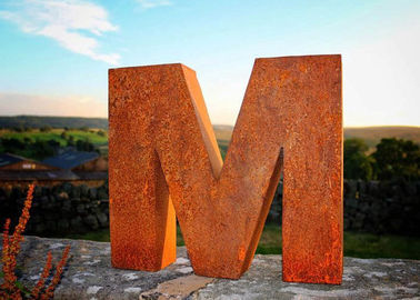 قیمت خوب دکوراسیون پارک مجسمه های فلزی Corten Landscape Letter M Rusty Outdoor فلزی آنلاین
